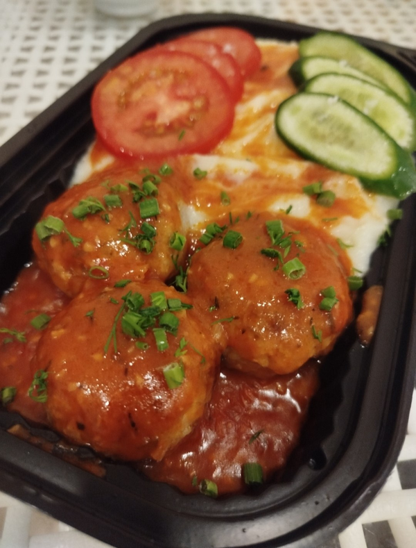 Meatballs with mashed potatoes