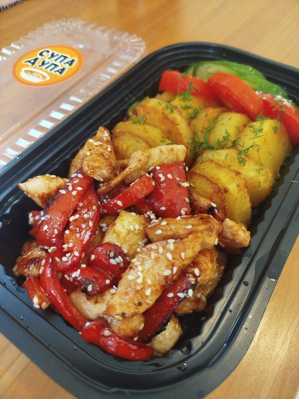 Chicken fillet with bell pepper and potatoes