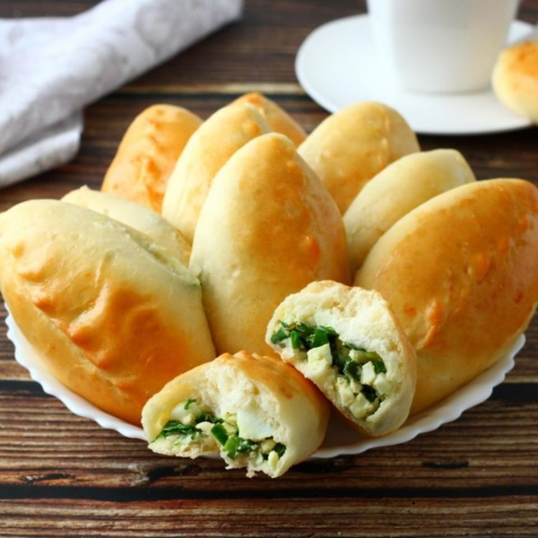 Пирожок с яйцом и луком