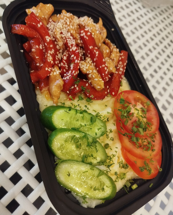 Chicken fillet with bell pepper and mashed potatoes